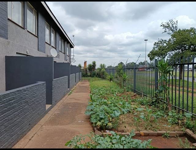 38 BEDROOM FLAT FOR SALE IN VANDERBIJLPARK CW 6